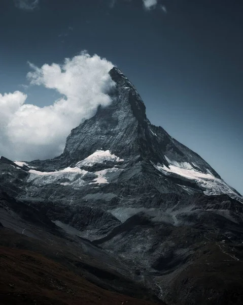 Tiro Vertical Matterhorn Uma Montanha Dos Alpes Fronteira Entre Suíça — Fotografia de Stock