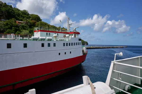 Een Prachtig Uitzicht Een Rood Witte Veerboot Verankerd Haven — Stockfoto