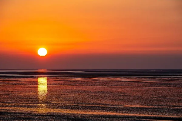Красивый Закат Поверхности Моря Фоне Оранжевого Неба — стоковое фото