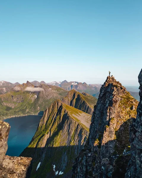 Una Hermosa Foto Excursionista Pie Cima Montaña Husfjellet Isla Senja — Foto de Stock