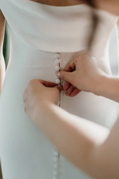 花嫁のドレスのボタンを手のクローズ — ストック写真