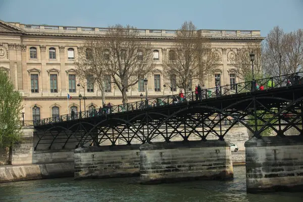 Voetgangersbrug Pont Arts Seine Vlakbij Het Louvre Museum Parijs Frankrijk — Stockfoto