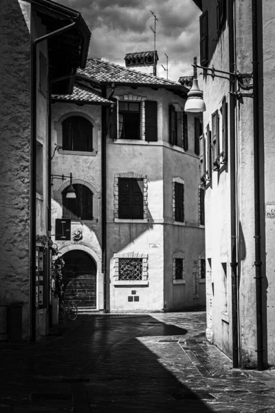 Grayscale Vertical Shot Small Street Old Buildings — Stock Photo, Image