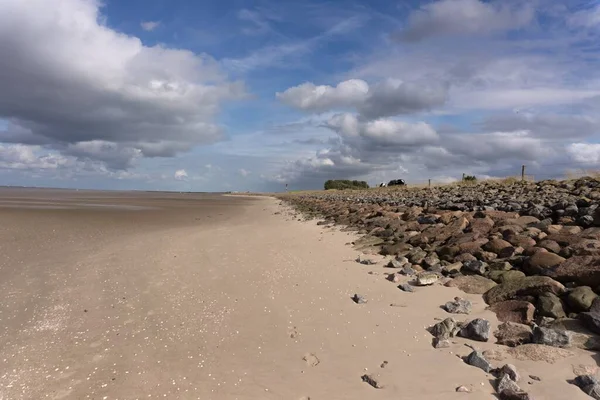 Malebný Výhled Velké Skály Písečnou Pláž Pod Modrým Oblačným Nebem — Stock fotografie