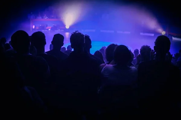 Зрители Цирке Фиолетовыми Огнями Заднем Плане — стоковое фото