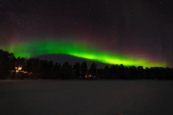 Hermoso Paisaje Luces Polares Cielo Nocturno Sobre Bosque —  Fotos de Stock