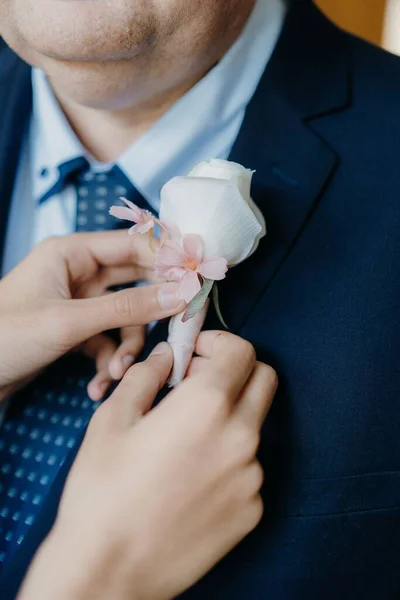 Női Kezek Közelsége Amint Virágot Ragasztanak Apa Öltönyére Egy Esküvőre — Stock Fotó