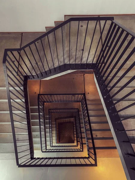 Une Vue Dessus Escalier Béton Rampe Acier Noir Dans Bâtiment — Photo