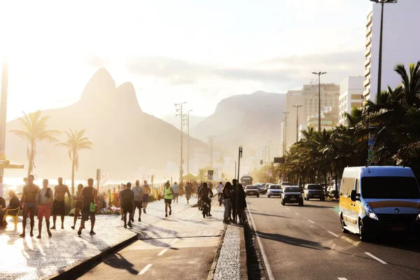 Egy Gyönyörű Felvétel Ipanema Strand Mellett Sétáló Emberekről Rio Janeiróban — Stock Fotó