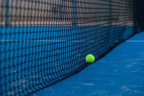 Tennisboll Tennisbana Bredvid Ett Nät — Stockfoto