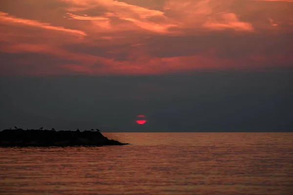 Vacker Bild Solnedgång Med Fullmåne Över Lugn Lugn Sjö — Stockfoto