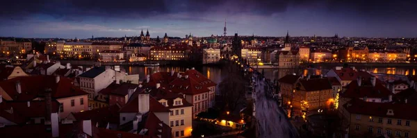 Панорамный Снимок Праги Окружении Освещенных Улиц Ночью Чешской Республике — стоковое фото