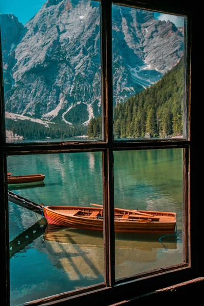 Ein Kleines Holzboot See Und Schöne Natur Hinter Den Fenstern — Stockfoto