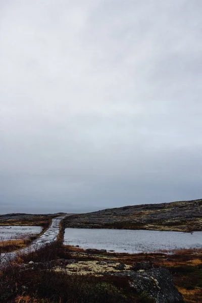 Ett Landskap Kullar Kanjonen Kusten Vid Sjön Med Grå Molnig — Stockfoto