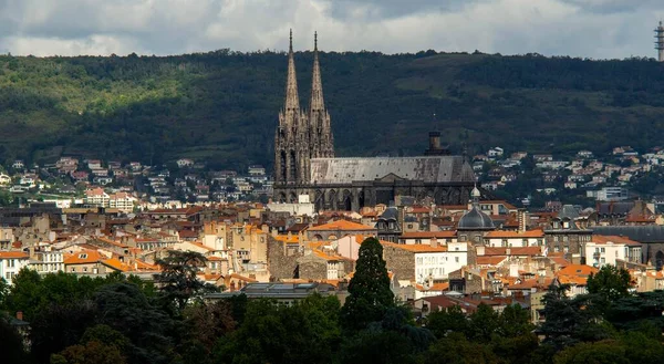 法国克莱蒙费朗市一座大教堂的风景画 — 图库照片