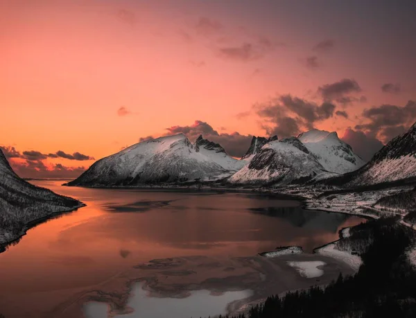 Gün Batımında Karlı Dağlarla Çevrili Bir Göl — Stok fotoğraf
