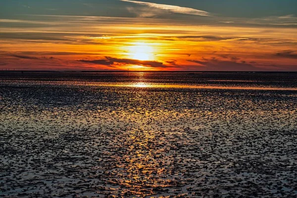 Krásný Západ Slunce Odrážející Hladině Moře Oranžovou Oblohou Pozadí — Stock fotografie