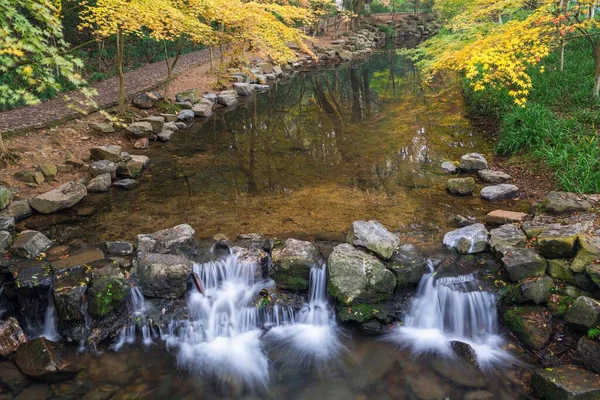 杭州秋季树木环绕的瀑布的航拍 — 图库照片