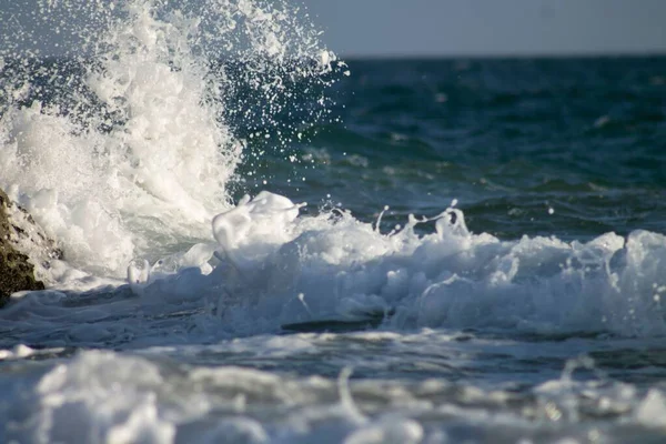 Живописный Вид Морские Волны Пенящиеся Ударяющиеся Пляж Солнечный День — стоковое фото