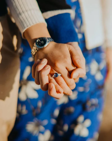 Närbild Ett Par Som Håller Hand — Stockfoto