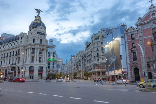 Uma Bela Vista Edifícios Clássicos Elaborados Madrid Com Tráfego Leve — Fotografia de Stock