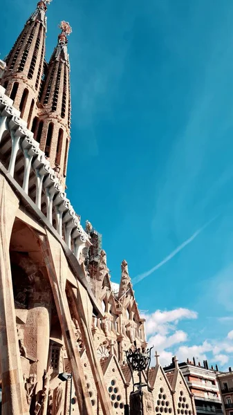スペインのバルセロナにある有名な聖家族大聖堂の屋外ビュー — ストック写真