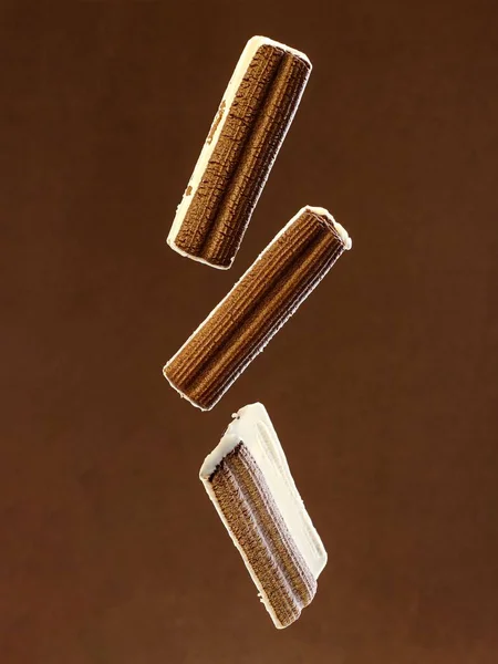 Koyu Kahverengi Arka Planda Izole Edilmiş Lezzetli Yüzen Bisküviler Kremalı — Stok fotoğraf