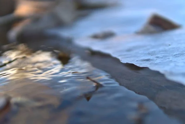 Zbliżenie Ujęcia Zamarzniętej Rzeki Zimie — Zdjęcie stockowe