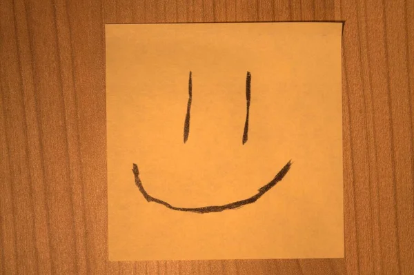 행복하고 미소짓는 얼굴로 포스팅되어 포스트잇 — 스톡 사진