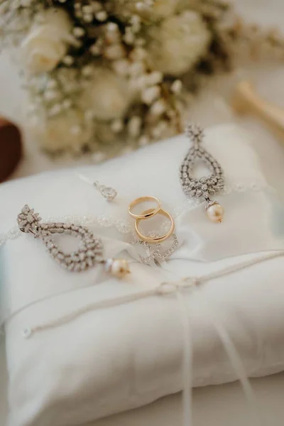 クッションの上に結婚指輪と花嫁の宝石類の閉鎖 — ストック写真