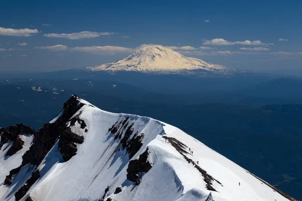 美国华盛顿被雪覆盖的圣海伦火山的鸟瞰图 — 图库照片