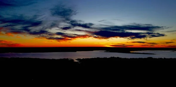 Панорамный Снимок Живописного Горизонта Облаками Над Озером Закате — стоковое фото