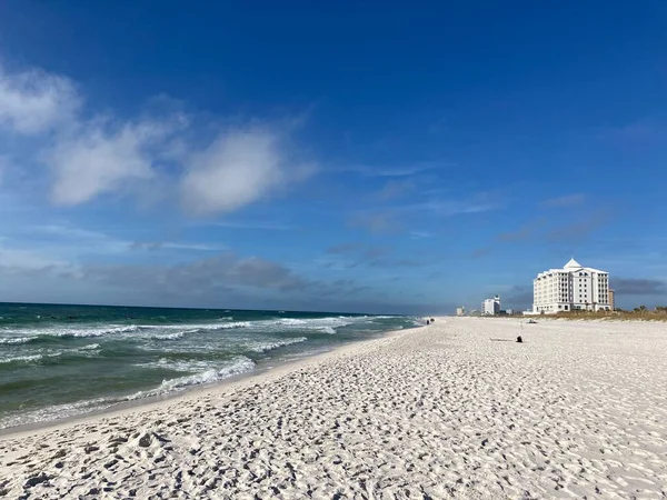 晴れた日には砂浜に打ち寄せる波の景色 — ストック写真