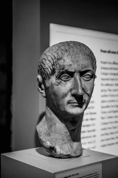 科隆罗马日耳曼博物馆一座雕像的黑白照片 — 图库照片