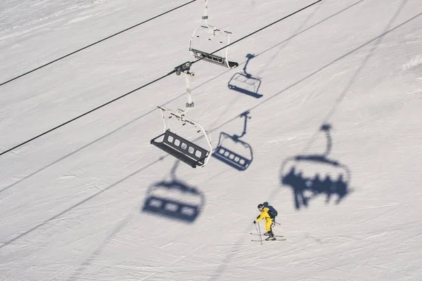 Uma Vista Aérea Uma Pessoa Esquiando Encosta Montanha Sob Elevador — Fotografia de Stock