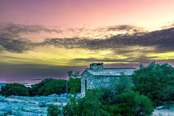 Piękna Scena Widokiem Morze Wiejskim Domkiem Drzewami Chorwacji Pomarańczowym Niebem — Zdjęcie stockowe