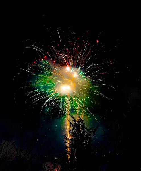 Een Verticaal Schot Groen Oranje Rood Vuurwerk Een Mistige Nachtelijke — Stockfoto