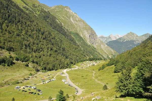 Het Prachtige Uitzicht Bergketen Groene Vallei Met Auto — Stockfoto