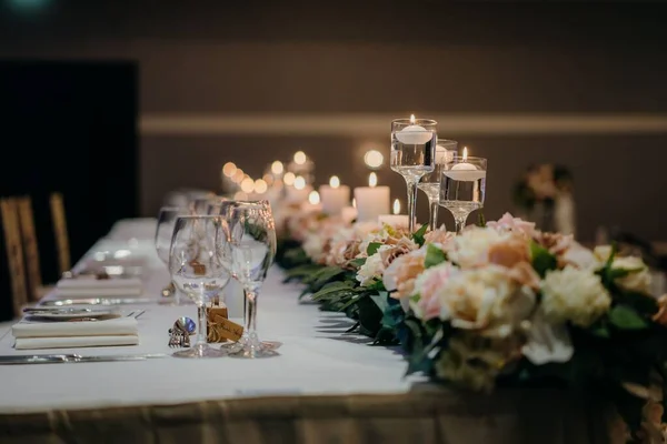 Beautiful Shot Dinner Table Floral Decorations Candles Wedding Venue — Stock Photo, Image