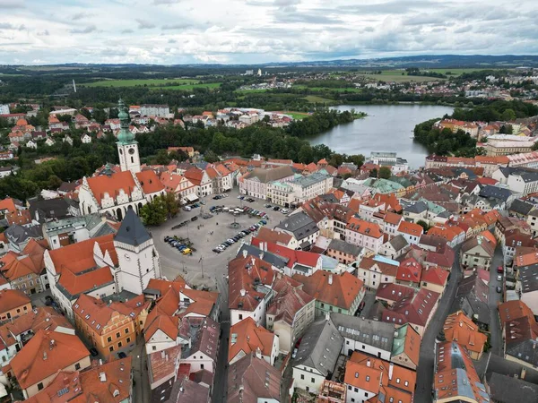 チェコ共和国の赤い屋根を持つタボール市内の建物の空中ビュー — ストック写真