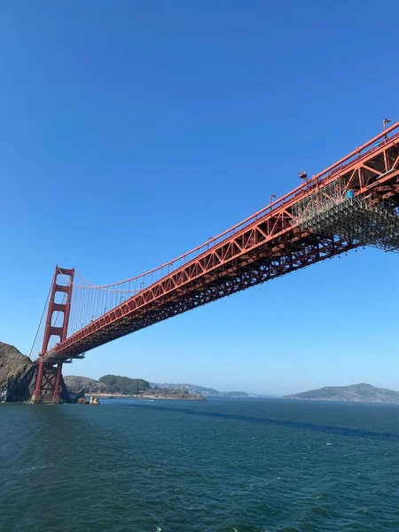 Tiro Ângulo Baixo Uma Ponte Aço Vermelho Com Fundo Azul — Fotografia de Stock