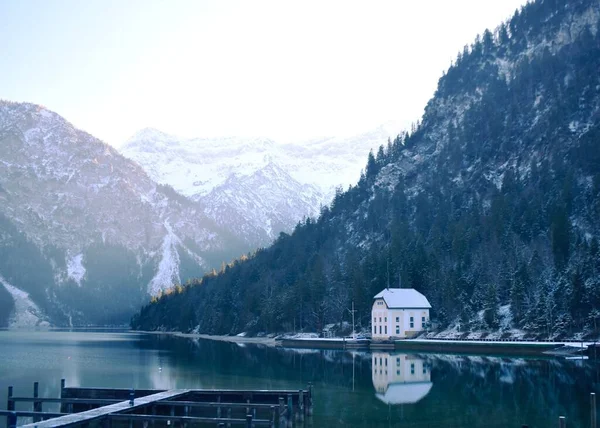 Återspegling Sjö Hus Den Natursköna Spegeln Sjön Plansee Omgiven Alperna — Stockfoto