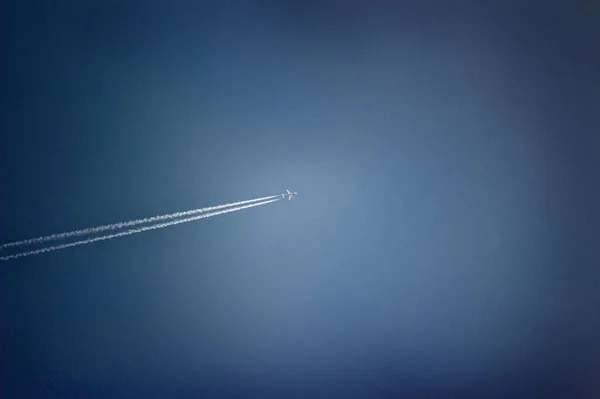 Açık Mavi Gökyüzünde Yüksek Irtifada Uçan Bir Jet Uçağı Duvar — Stok fotoğraf