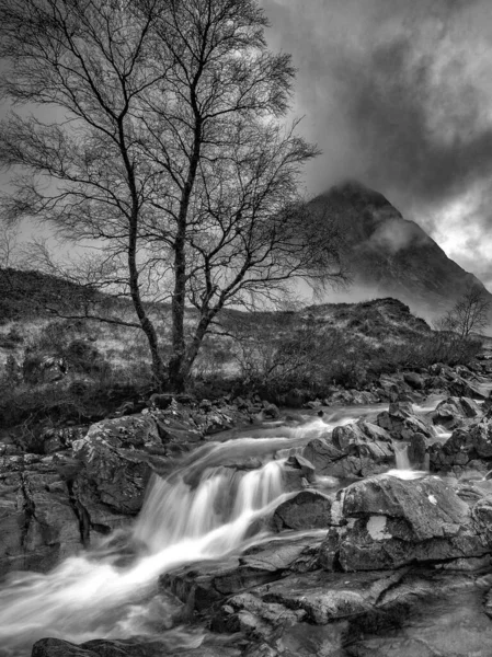 Eine Vertikale Schwarz Weiß Aufnahme Eines Kleinen Wasserfalls Einem Felsigen — Stockfoto