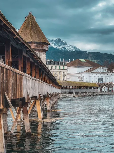 スイス ルツェルンのローバーとチャペル橋の上の木製の入札 — ストック写真