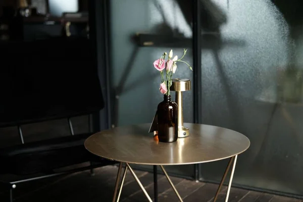 Eine Vase Mit Rosa Blumen Auf Einem Couchtisch — Stockfoto