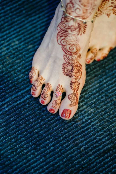 彼女の結婚式のためにヘナで覆われた花嫁の足の垂直閉鎖ショット — ストック写真