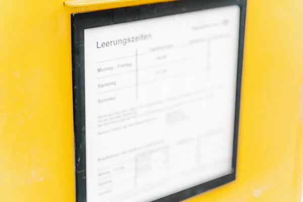 Detail Eines Gelben Briefkastens Mit Geringer Schärfentiefe — Stockfoto