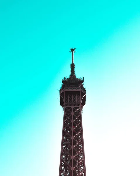 Eine Vertikale Aufnahme Des Eiffelturms Unter Sonnenlicht Und Blauem Himmel — Stockfoto