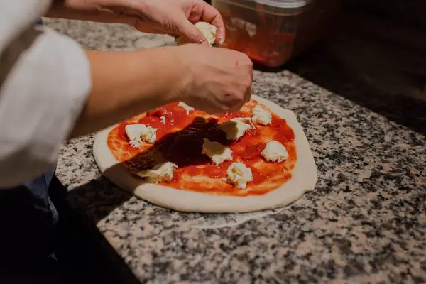 Detailní Záběr Ženských Rukou Jak Dávají Sýr Pizzu Kuchyni Proces — Stock fotografie